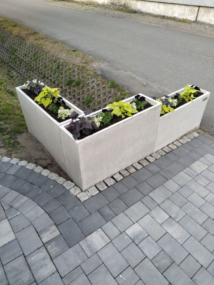 donica-betonowa-2 donica-betonowa-kwiaty