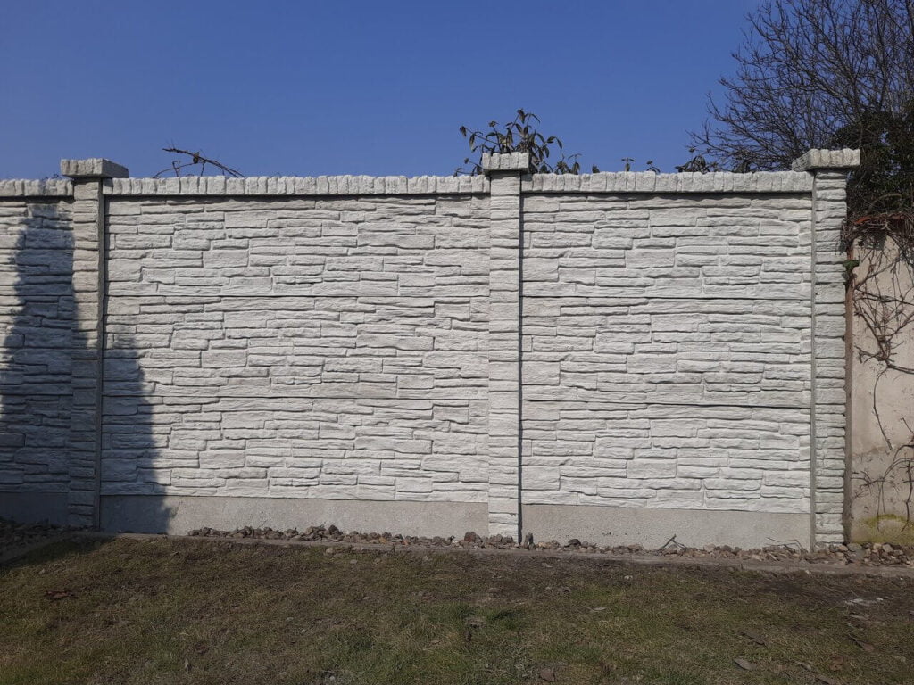 realizacja ogrodzenia betonowego dwustronnego łupek